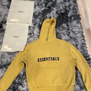Fear of god essential hoodie . Fit oversized. Size XS but fits like a MEDIUM .